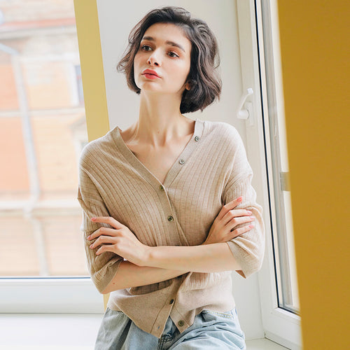 Both front and back sides can be worn as pullovers or cardigans. Knitted thin and elegant sweaters are suitable for women