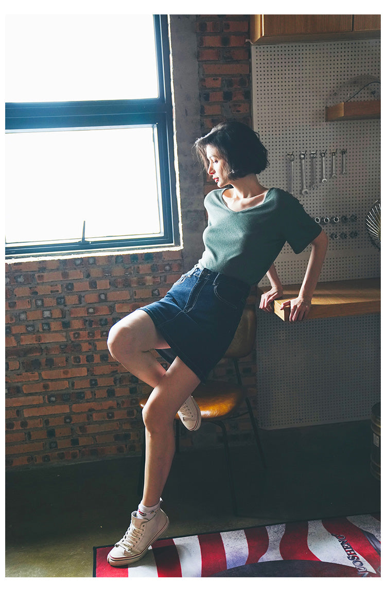Solid color short sleeved loose, lightweight, comfortable, fashionable and versatile big V-neck top for women's summer fashion T-shirt