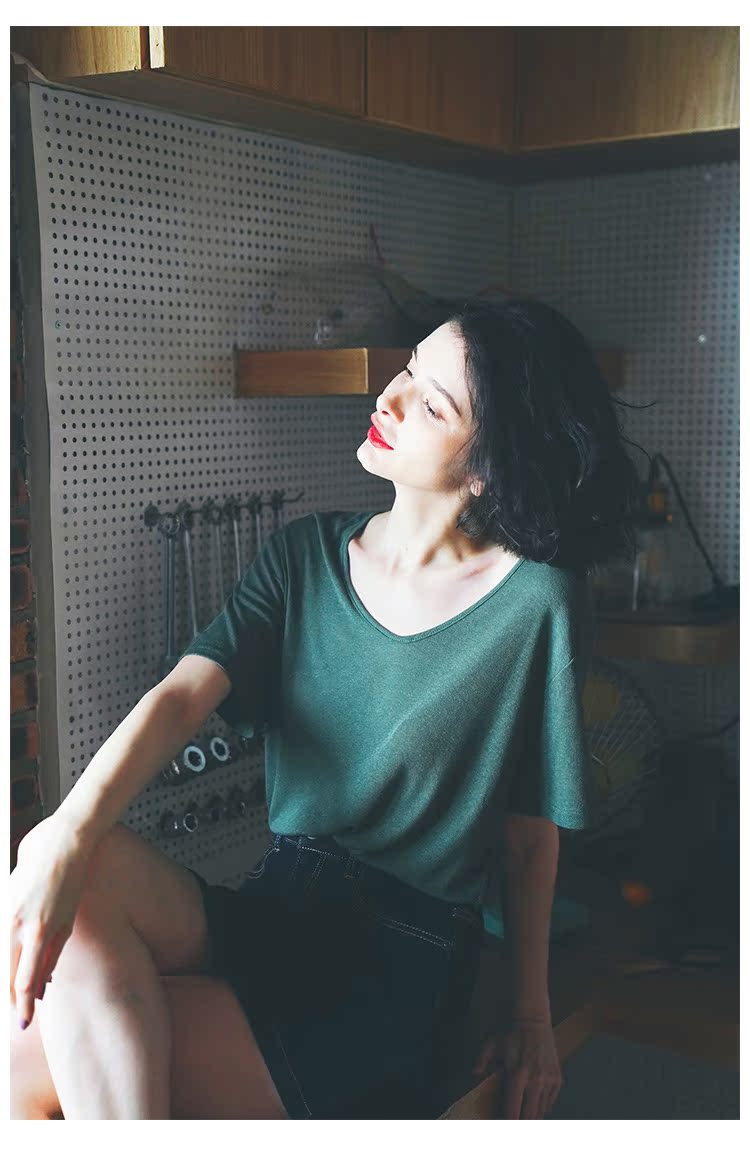 Solid color short sleeved loose, lightweight, comfortable, fashionable and versatile big V-neck top for women's summer fashion T-shirt