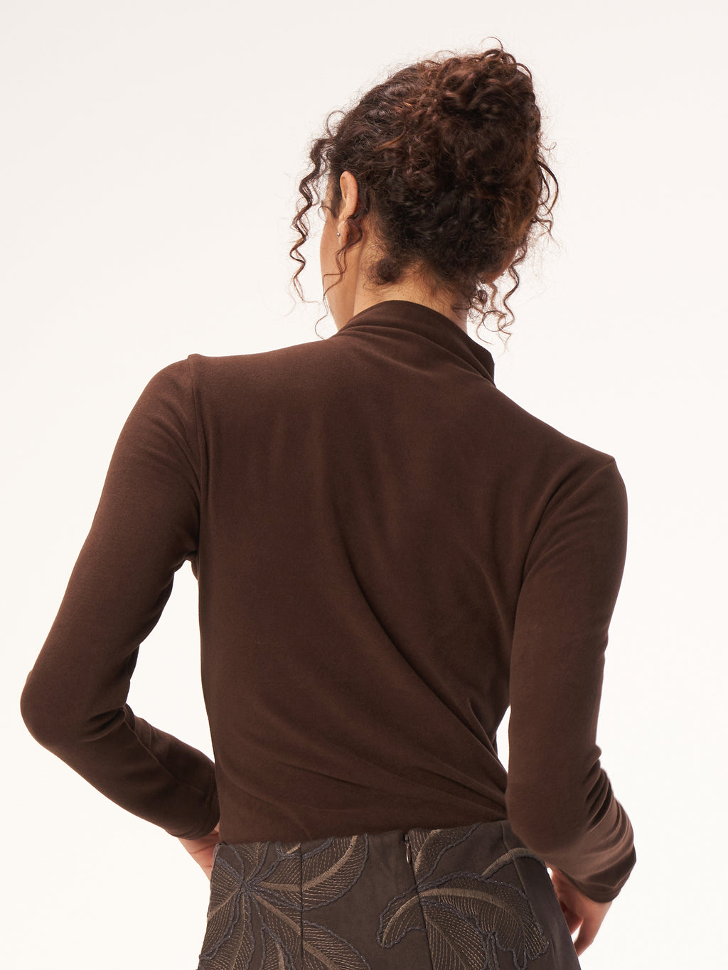 Braunes Langarm Basic Shirt mit halbhohem Kragen, schräger Mesh-Einsatz, figurbetontes Damen Top