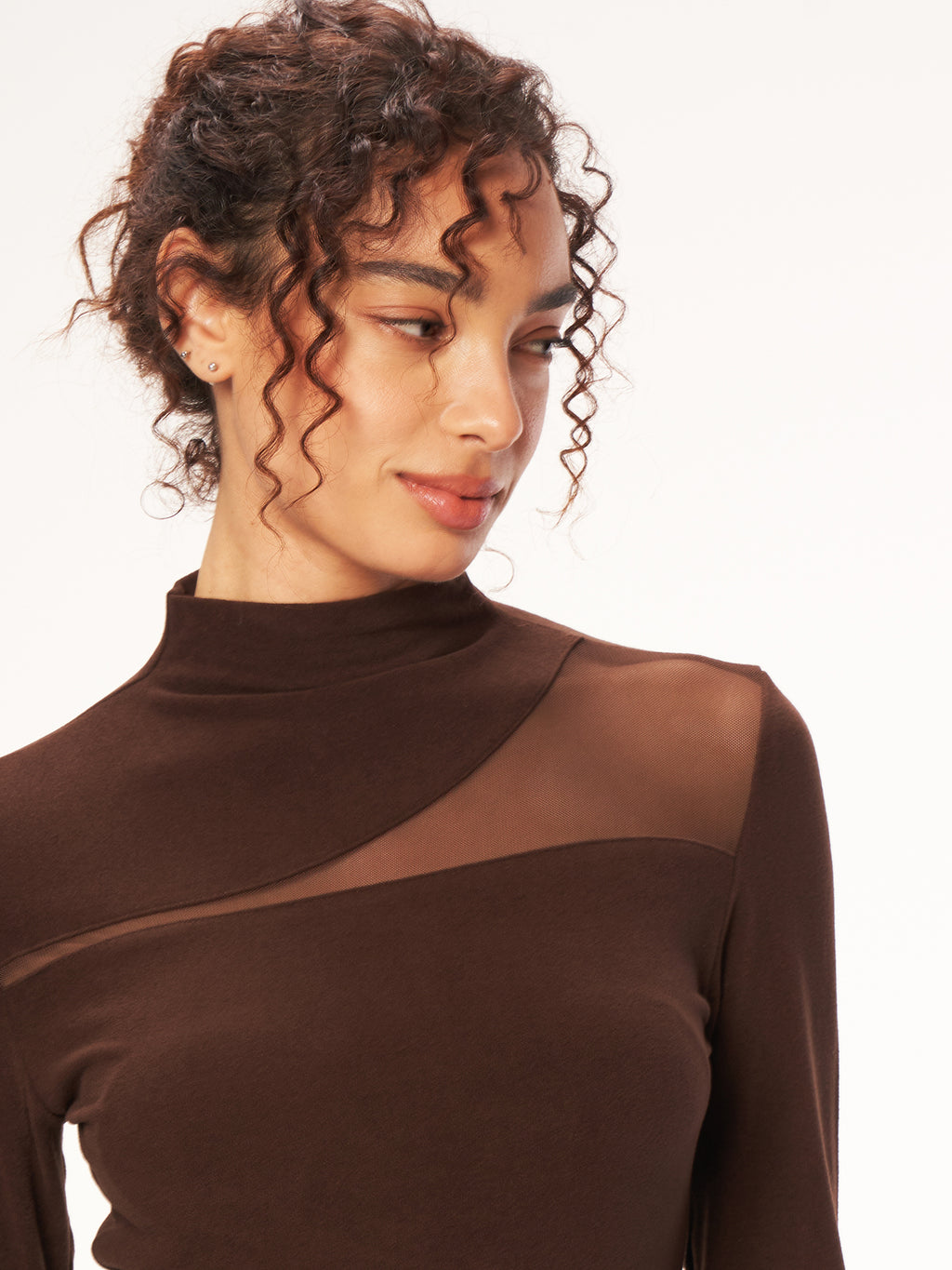 Braunes Langarm Basic Shirt mit halbhohem Kragen, schräger Mesh-Einsatz, figurbetontes Damen Top