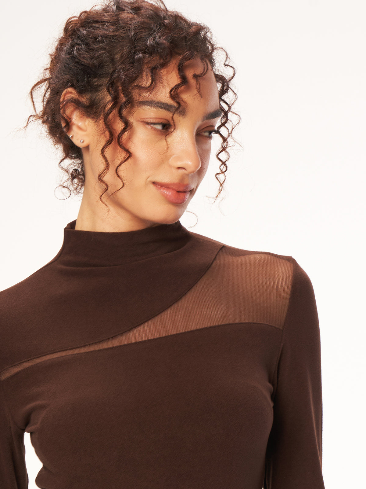 Braunes Langarm Basic Shirt mit halbhohem Kragen, schräger Mesh-Einsatz, figurbetontes Damen Top