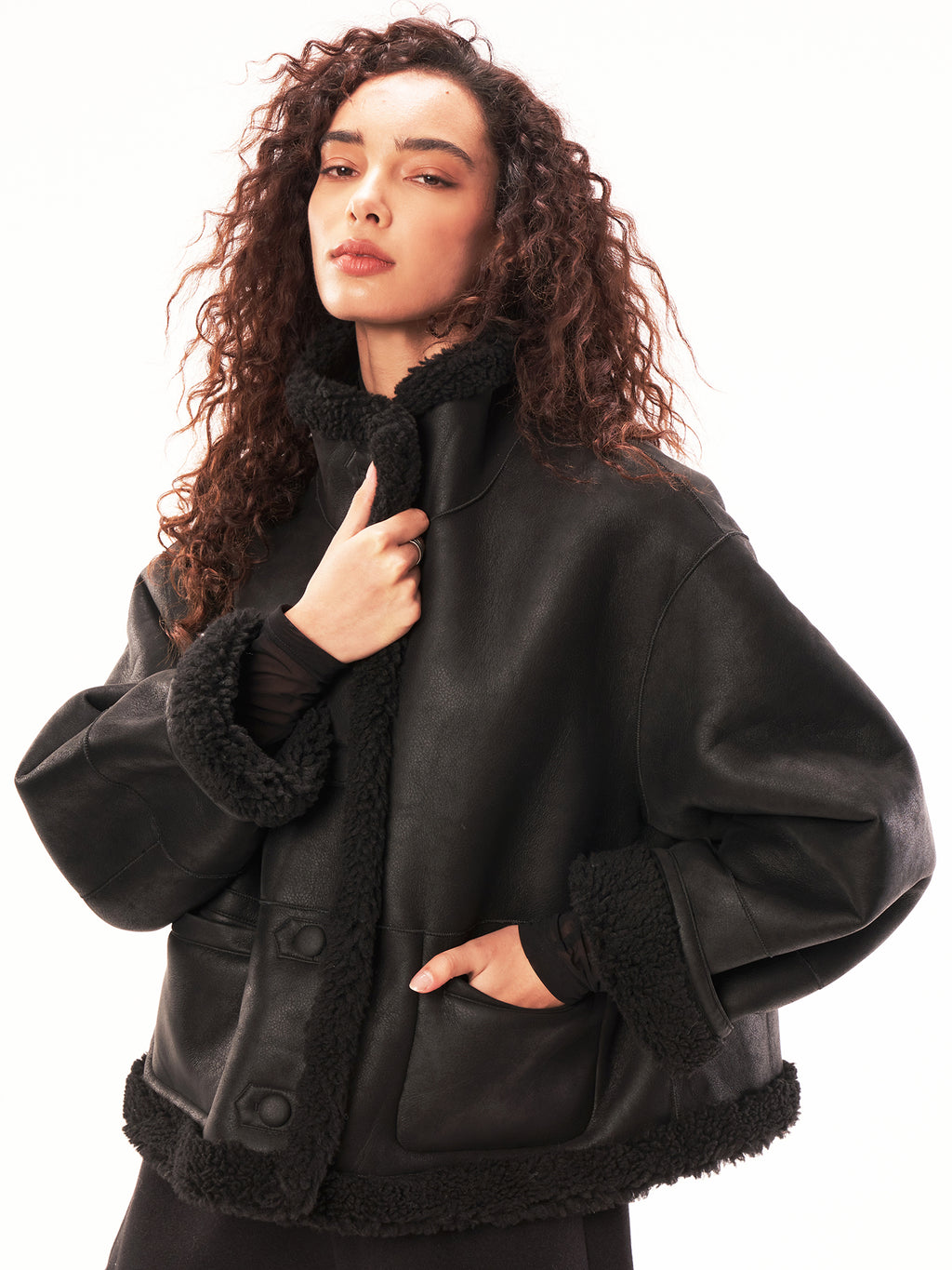 Schwarze Wendejacke aus Kunstleder mit Teddyfleece-Kragen, kurze Winterjacke mit Knopfleiste, Einheitsgröße F
