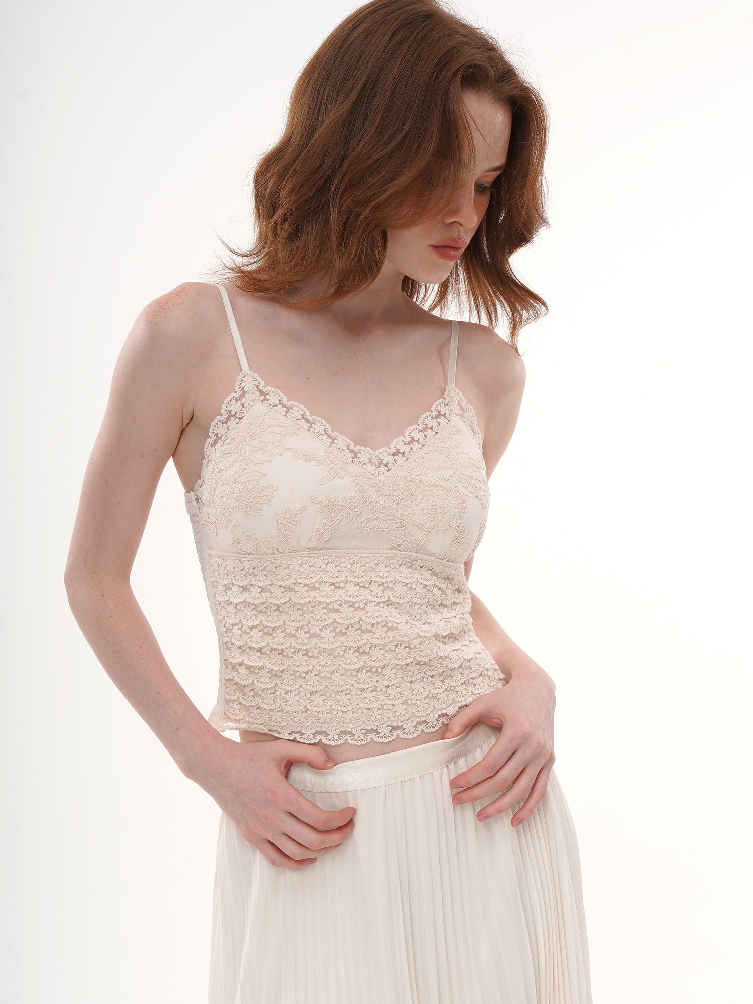 Cream Scalloped V Neck Floral Lace Cami Top, Multi-Layer Ruffled Lace Slim Fit Cropped Tank Top