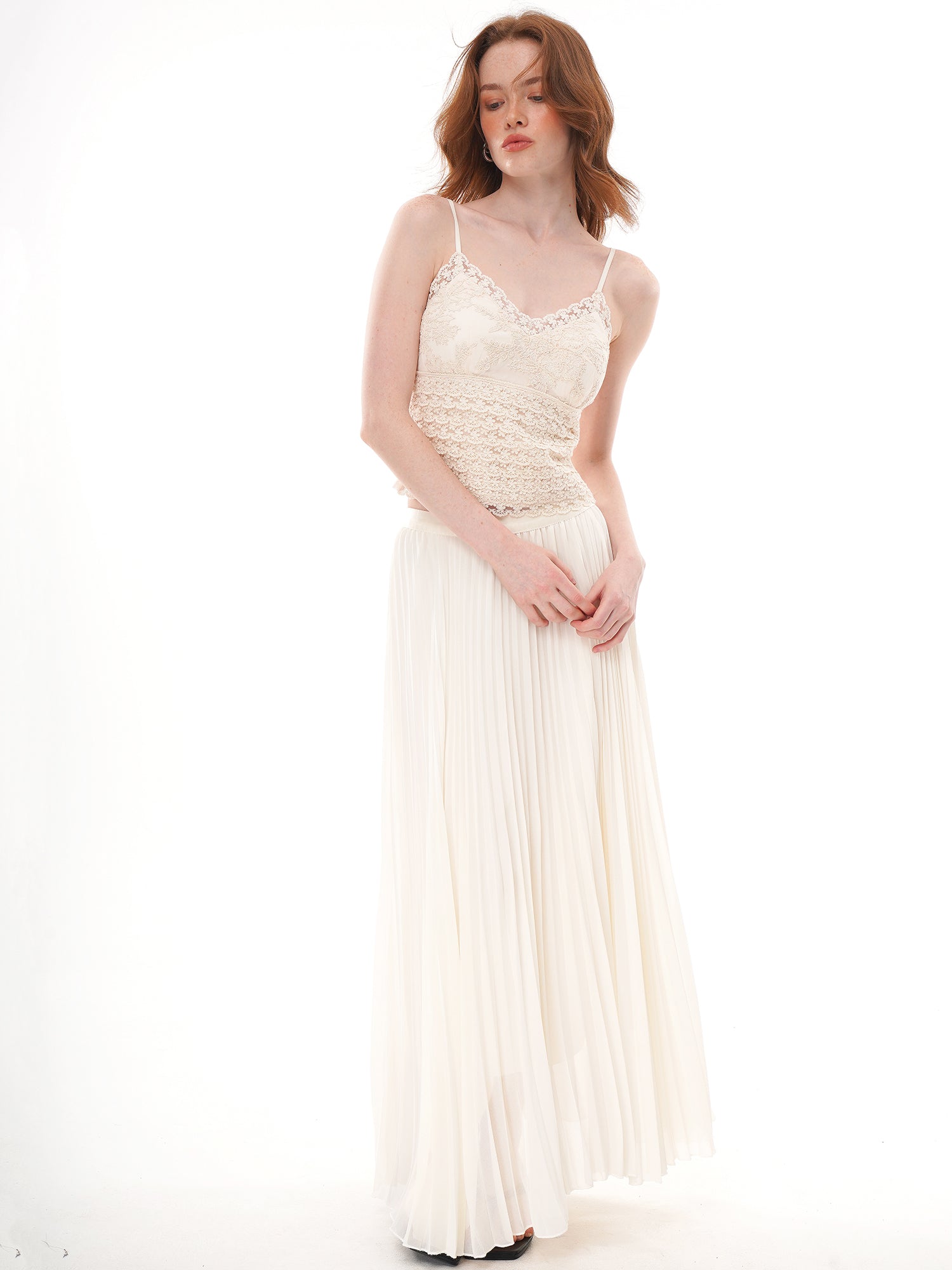Cream Scalloped V Neck Floral Lace Cami Top, Multi-Layer Ruffled Lace Slim Fit Cropped Tank Top