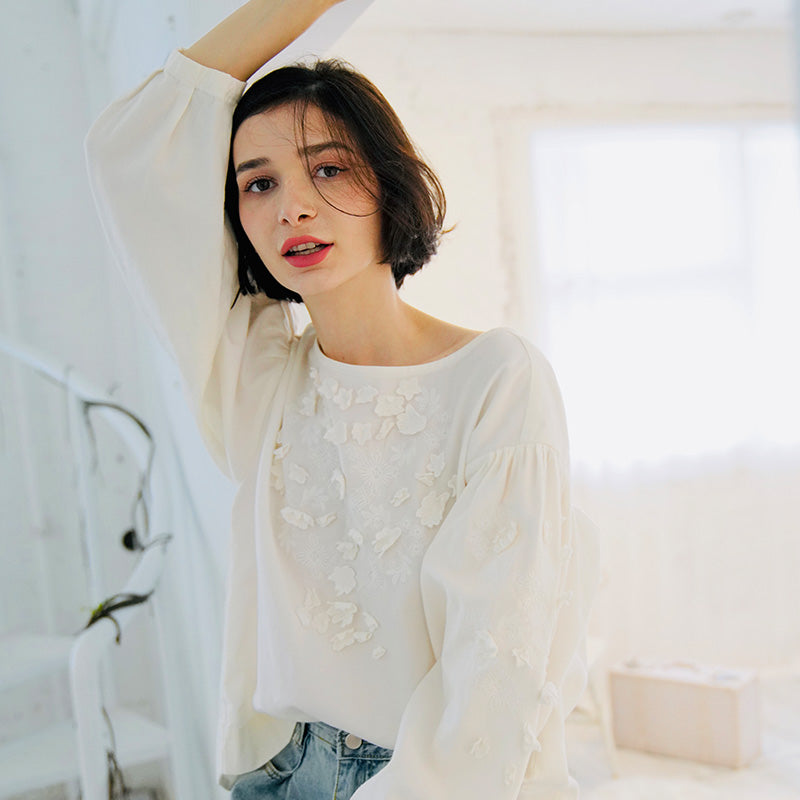 Embroidered irregular shirt for women, loose long sleeved autumn top, fresh white shirt for women, fashionable