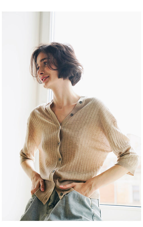 Both front and back sides can be worn as pullovers or cardigans. Knitted thin and elegant sweaters are suitable for women