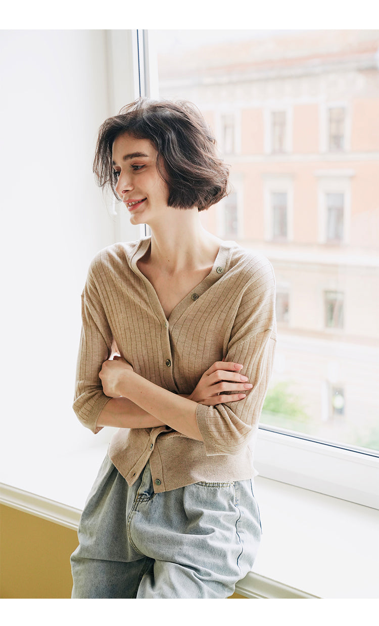 Both front and back sides can be worn as pullovers or cardigans. Knitted thin and elegant sweaters are suitable for women