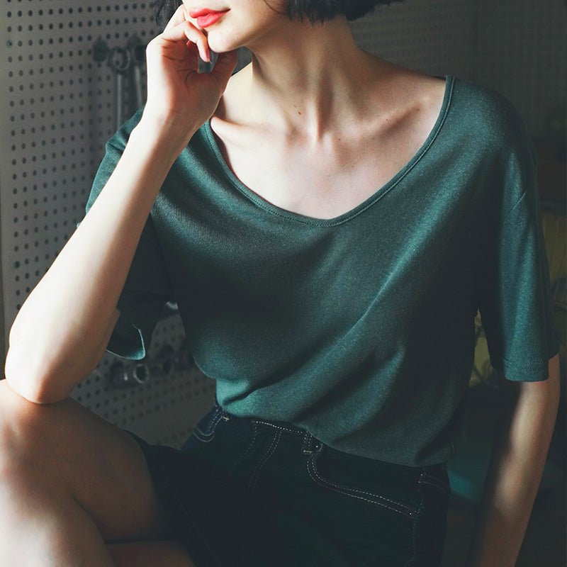 Solid color short sleeved loose, lightweight, comfortable, fashionable and versatile big V-neck top for women's summer fashion T-shirt