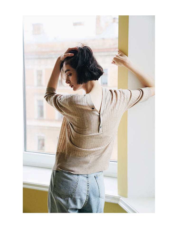 Both front and back sides can be worn as pullovers or cardigans. Knitted thin and elegant sweaters are suitable for women