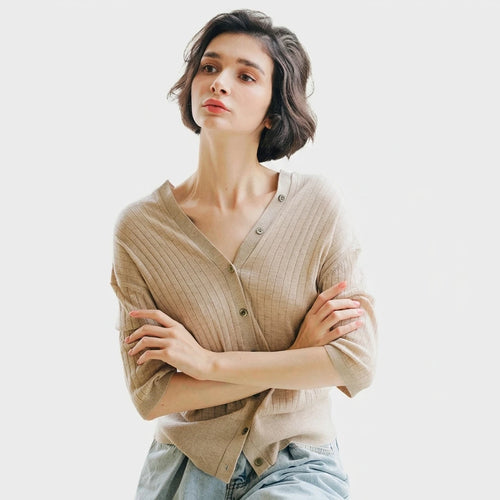 Both front and back sides can be worn as pullovers or cardigans. Knitted thin and elegant sweaters are suitable for women