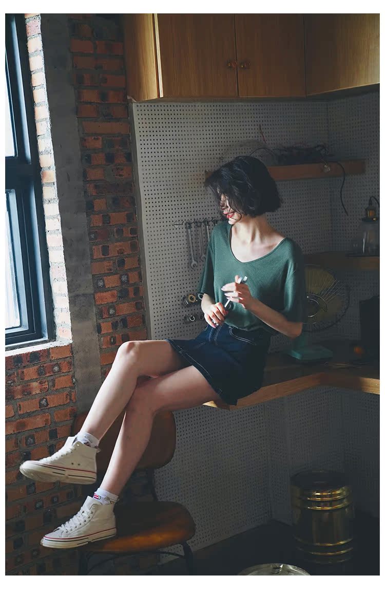 Solid color short sleeved loose, lightweight, comfortable, fashionable and versatile big V-neck top for women's summer fashion T-shirt